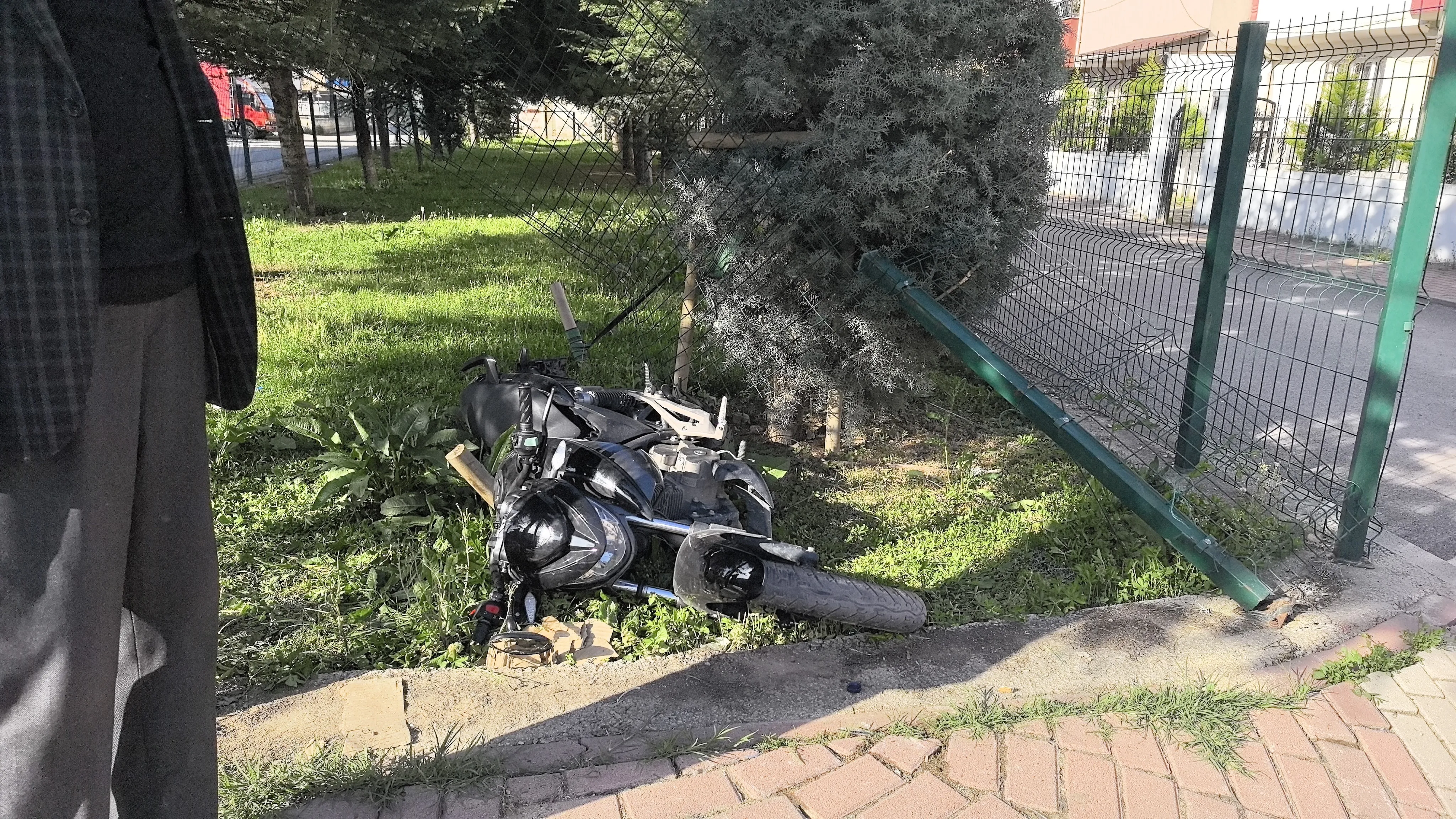 İnegöl'de Motosikletler Kafa Kafaya Çarpıştı 1’I Ağır 3 Genç Yaralı! (1)