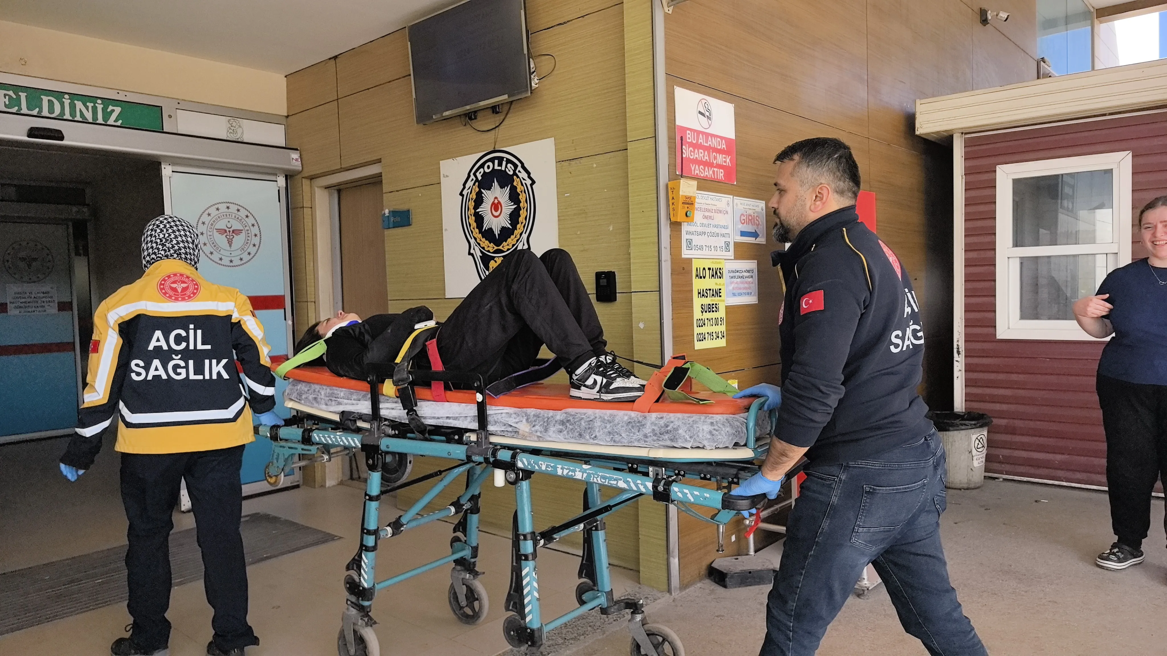 İnegöl'de Motosikletler Kafa Kafaya Çarpıştı 1’I Ağır 3 Genç Yaralı! (3)