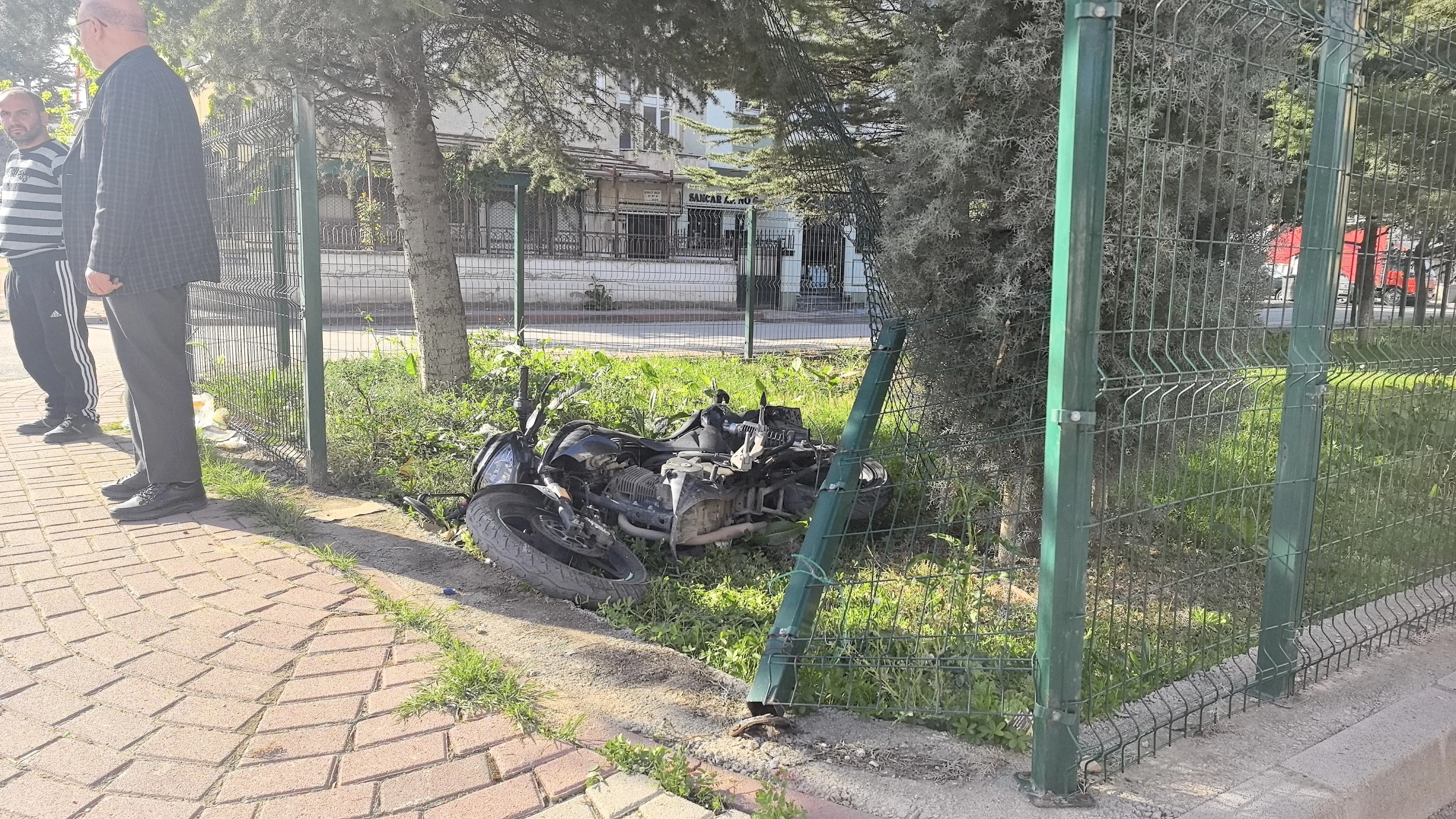 İnegöl'de Motosikletler Kafa Kafaya Çarpıştı 1’I Ağır 3 Genç Yaralı! (4)