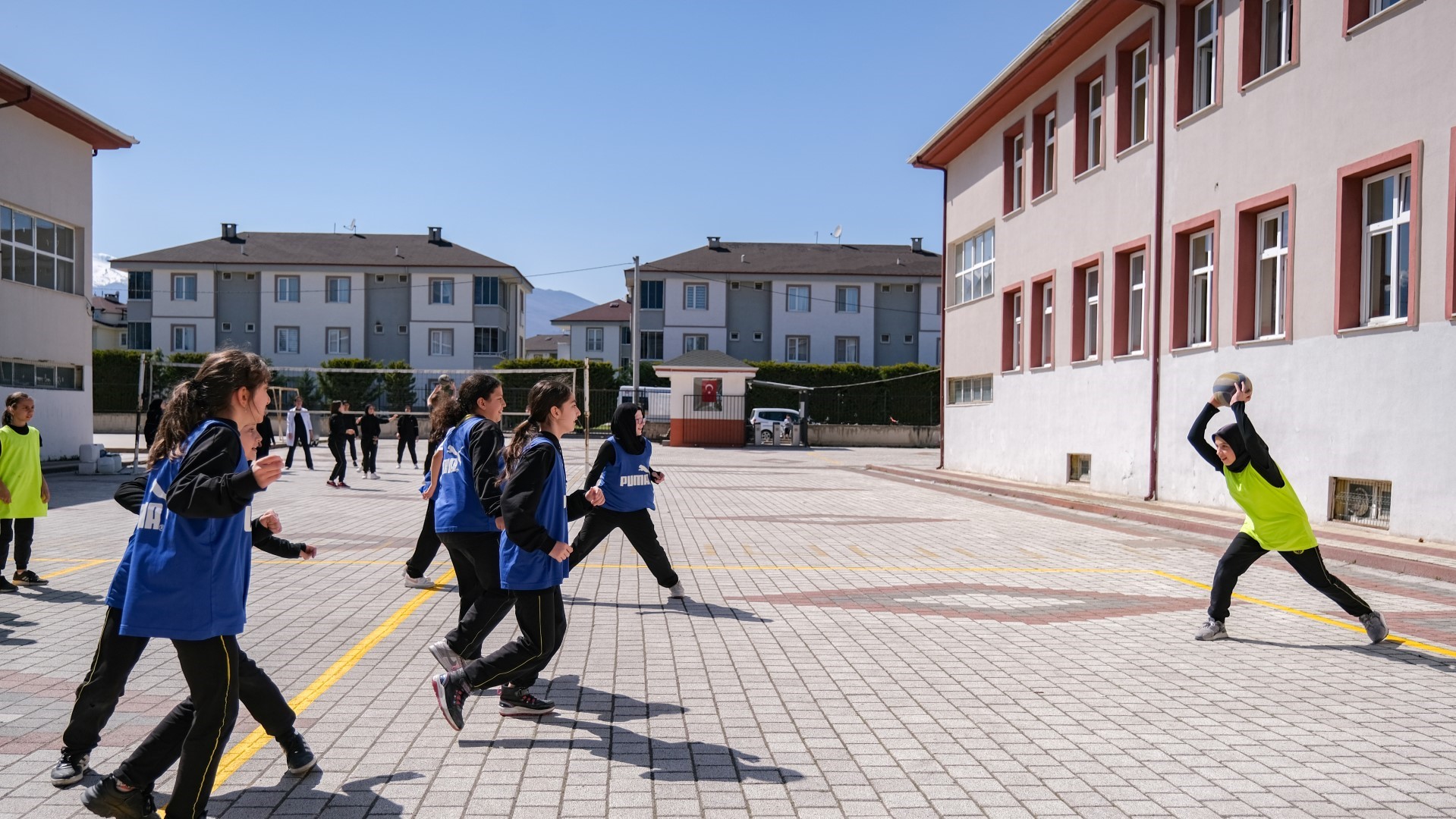 İnegöl’de Okul Bahçeleri Renkleniyor (3)