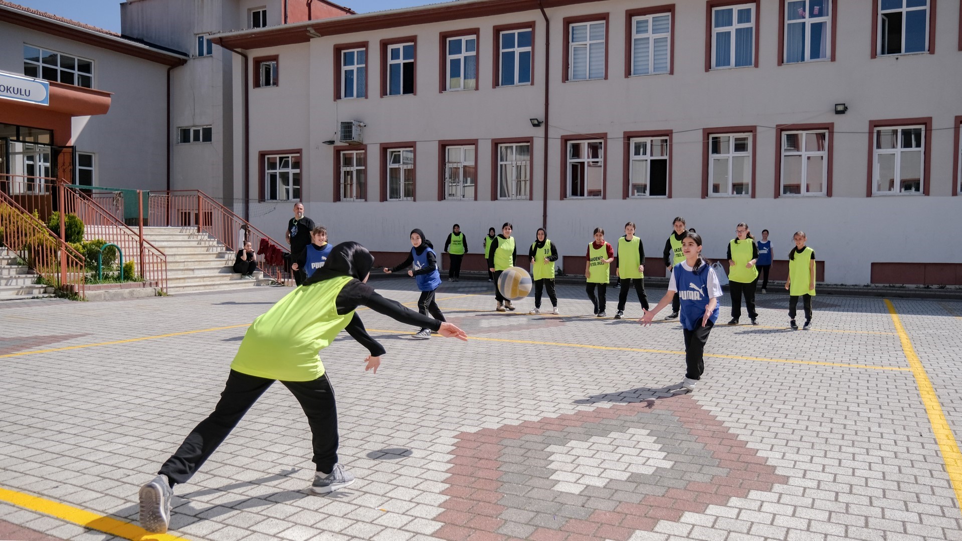 İnegöl’de Okul Bahçeleri Renkleniyor (4)
