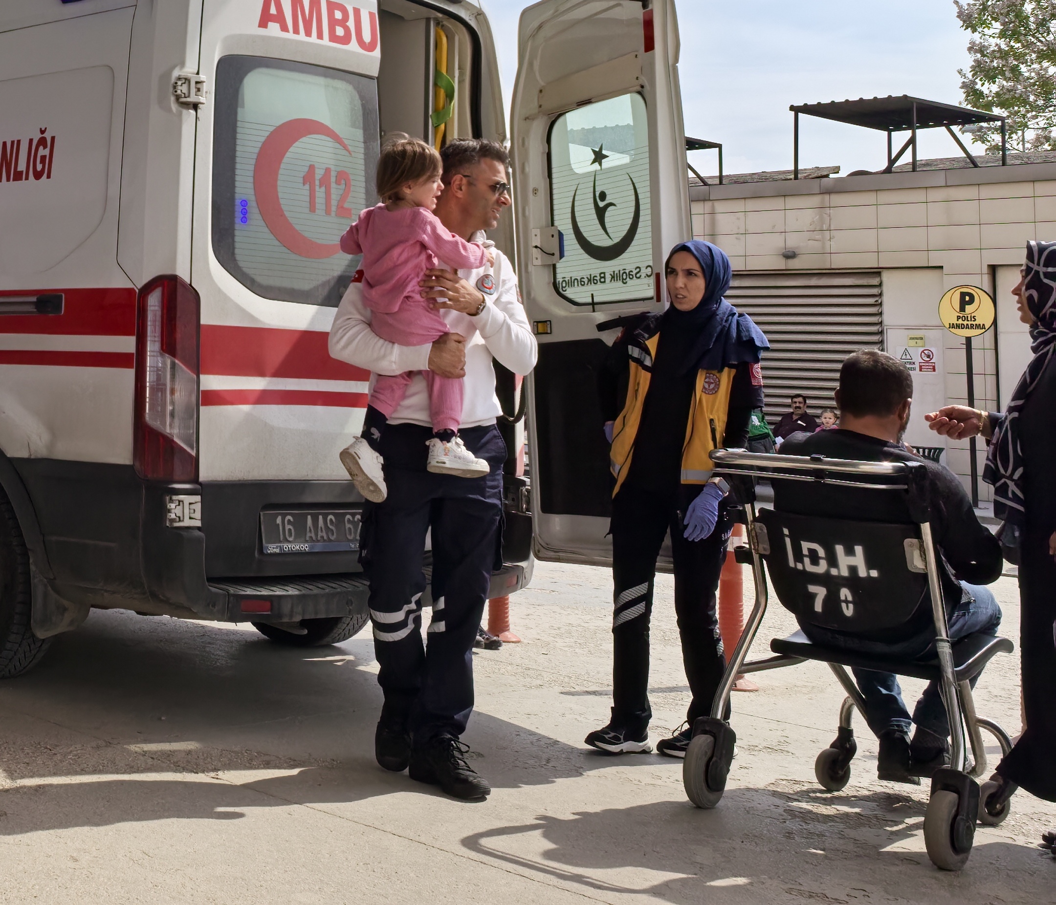 İnegöl’de Traktör Ile Otomobil Çarpıştı 1’I Çocuk 3 Yaralı (1)