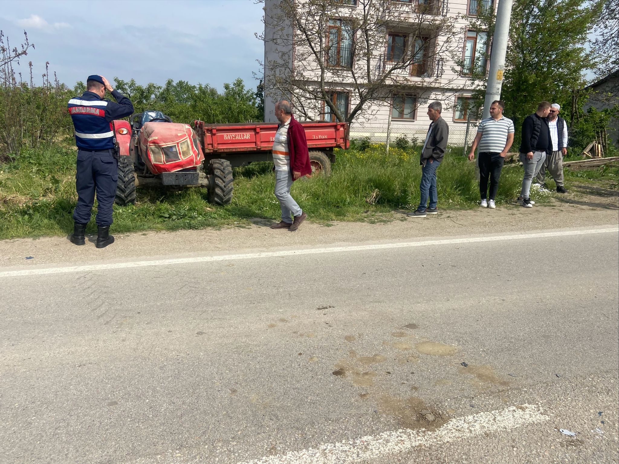 İnegöl’de Traktör Ile Otomobil Çarpıştı 1’I Çocuk 3 Yaralı (3)