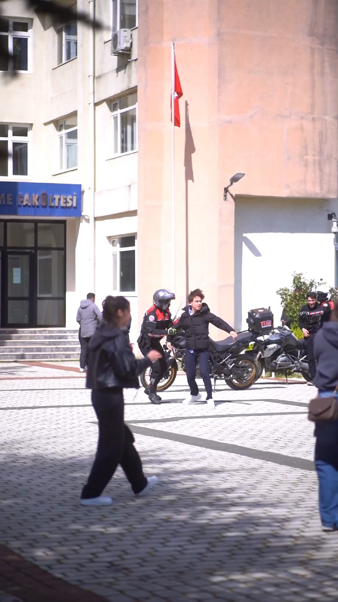İnegöl'de Üniversite Kampüsünde Polis Ekiplerine Kavgalı Sürpriz (1)