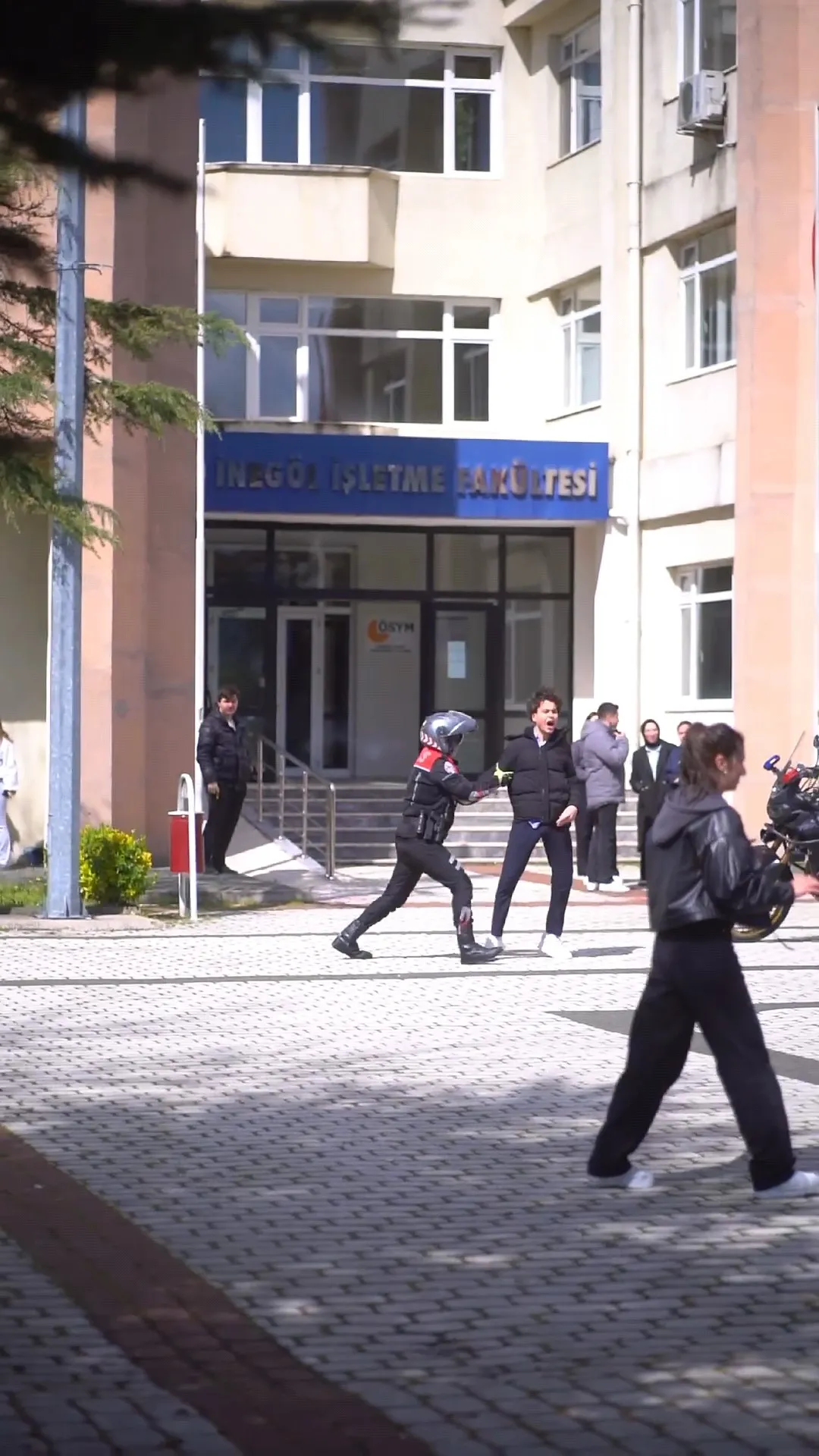 İnegöl'de Üniversite Kampüsünde Polis Ekiplerine Kavgalı Sürpriz (3)-1