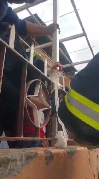 Oynarken Düşen Çocuğun Kolu Demir Korkuluğa Saplandı Gencgazete (3)