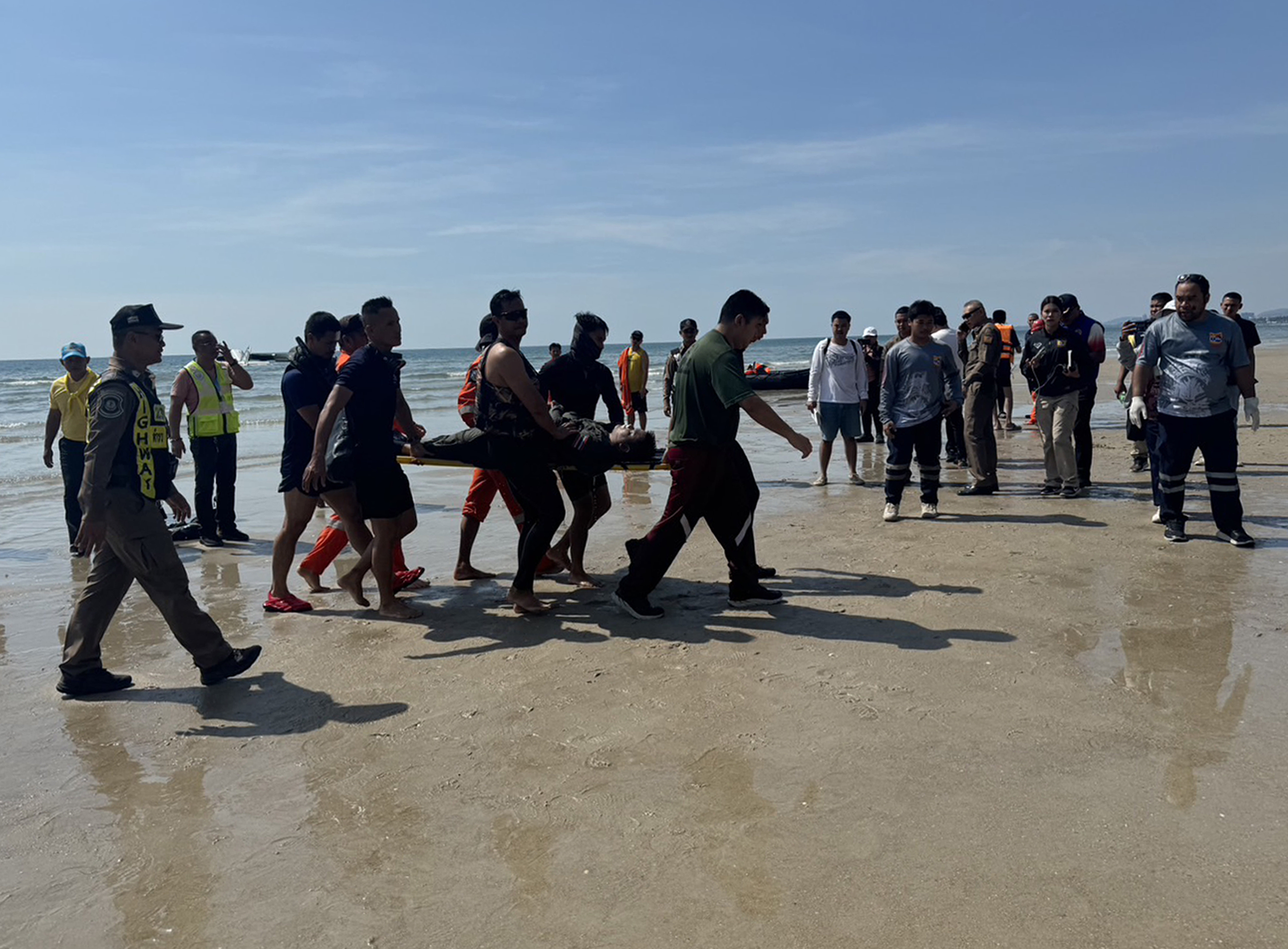 Polis Uçağı Denize Düştü 5 Ölü (1)