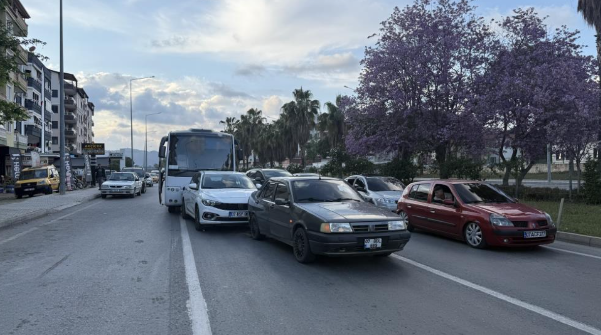 Antalya'da Zincirleme Kaza 2’Si Çocuk 3 Kişi Yaralandı! (3)
