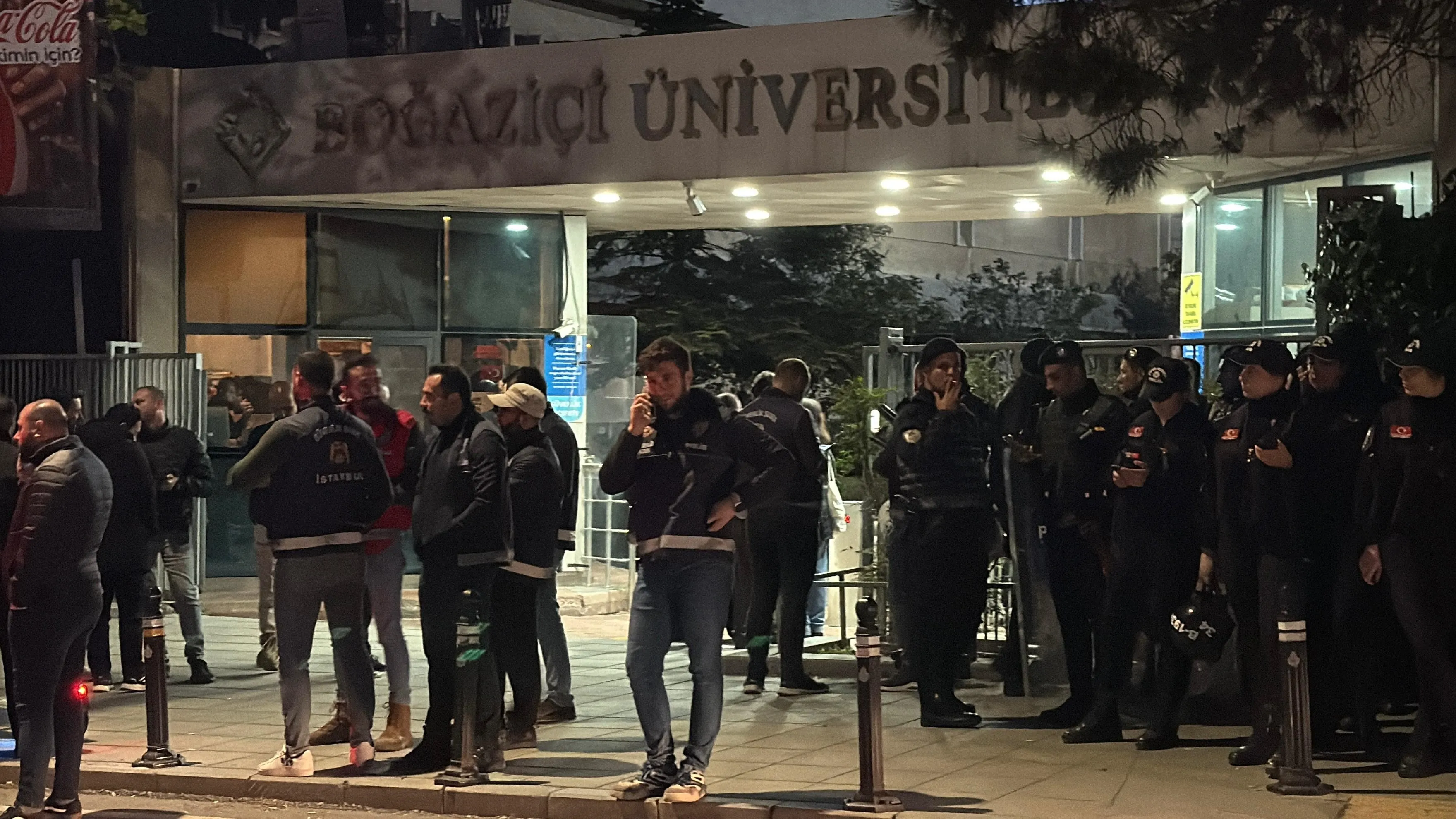 Boğaziçi Üniversitesi'nde Göstericiler Polise Saldırdı 13 Polis Yaralandı, 97 Gözaltı (1)