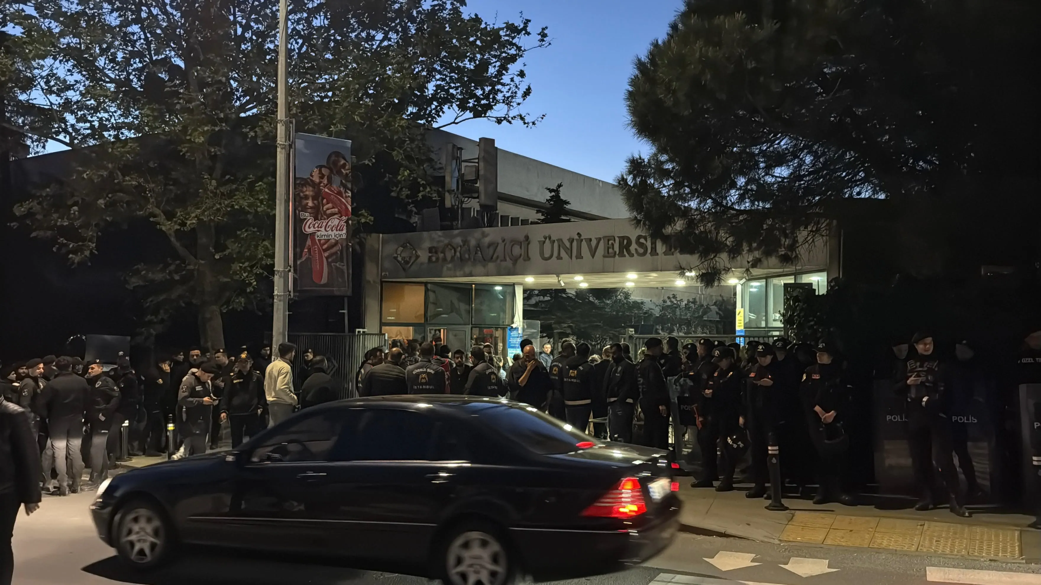 Boğaziçi Üniversitesi'nde Göstericiler Polise Saldırdı 13 Polis Yaralandı, 97 Gözaltı (2)