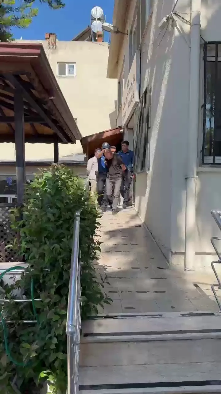 Bursa’da 10 Yıl Hapisle Aranan Zanlı, Kovalamaca Sonucu Yakalandı! (2)