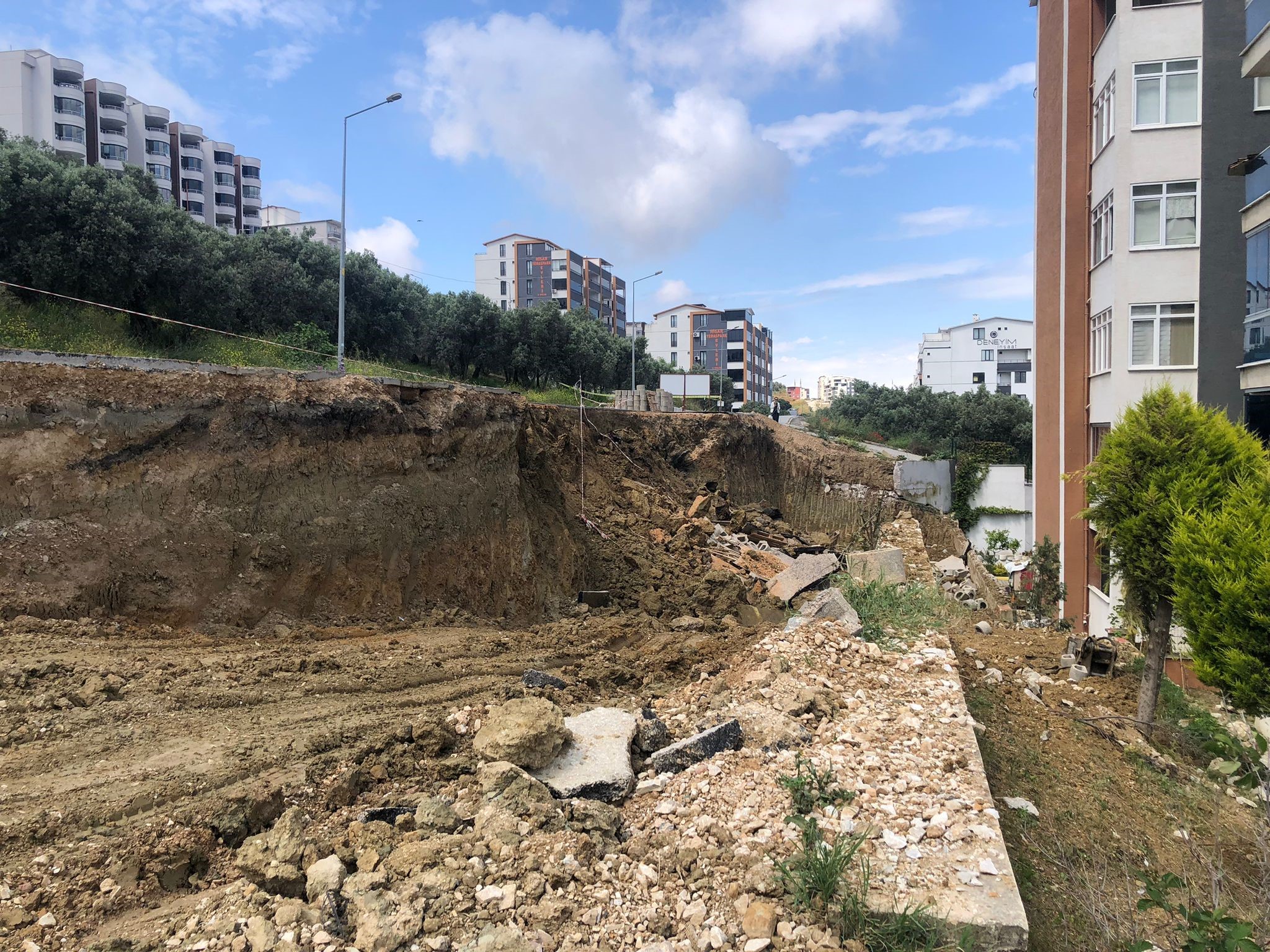 Bursa'da Belediyenin Hafriyat Aldığı Yerde Yol Çöktü (1)