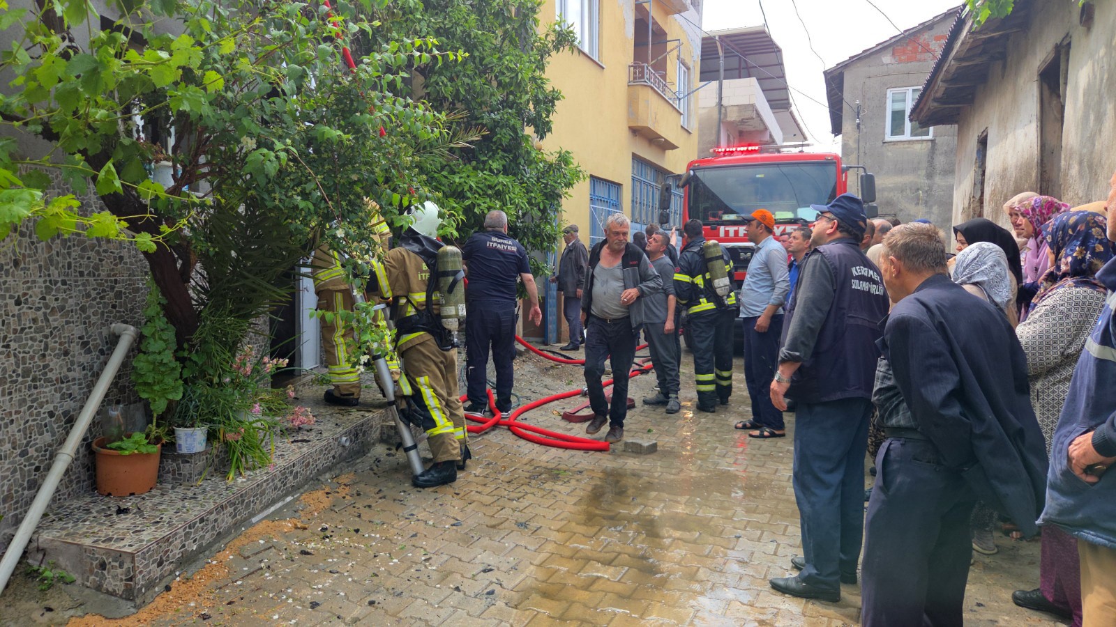 Bursa’da Elektrik Yangını Evi Küle Çevirdi Jandarma Altınları Böyle Kurtardı! (1)