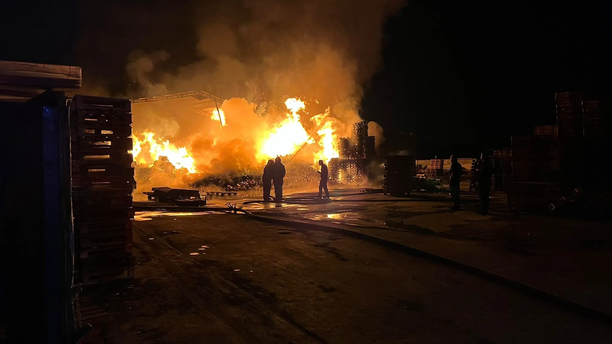 Bursa’da Fabrika Yangını Geceyi Aydınlattı, Alevler Her Yeri Sardı! (1)