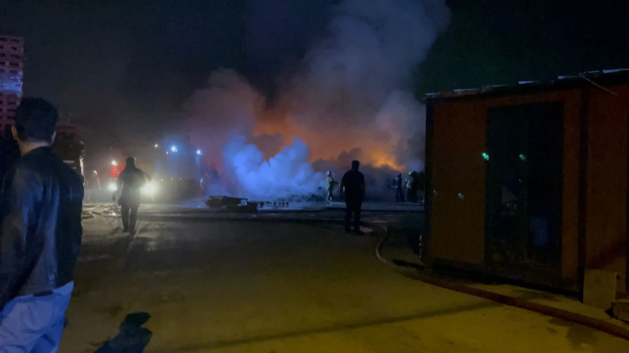 Bursa’da Fabrika Yangını Geceyi Aydınlattı, Alevler Her Yeri Sardı! (3)