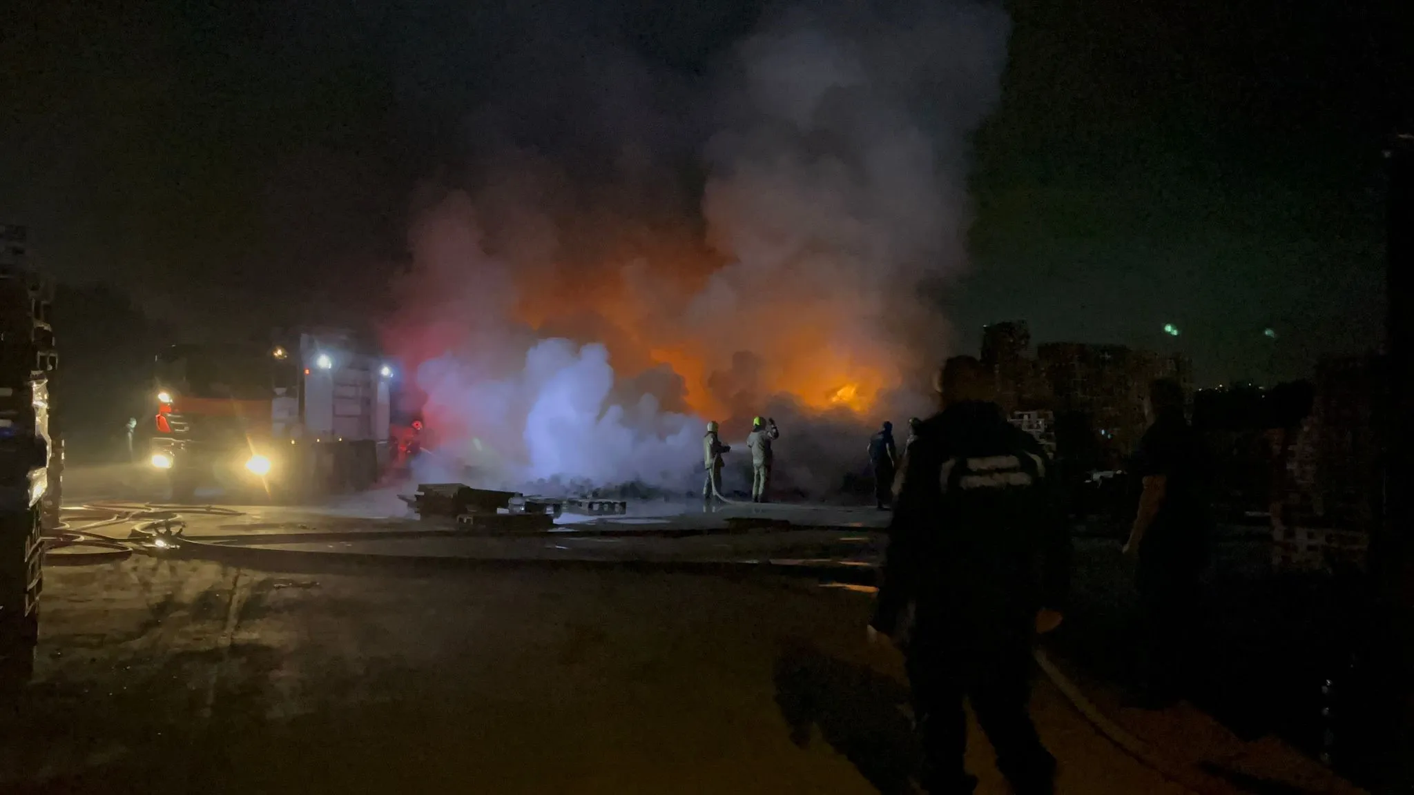 Bursa’da Fabrika Yangını Geceyi Aydınlattı, Alevler Her Yeri Sardı! (4)