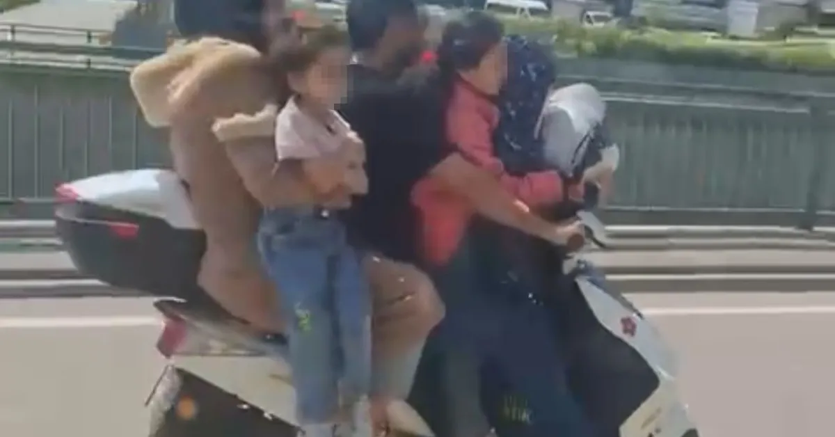 Bursa'da Motosiklete 5 Kişi Bindi Tehlikeli Yolculuk Kamerada (2)