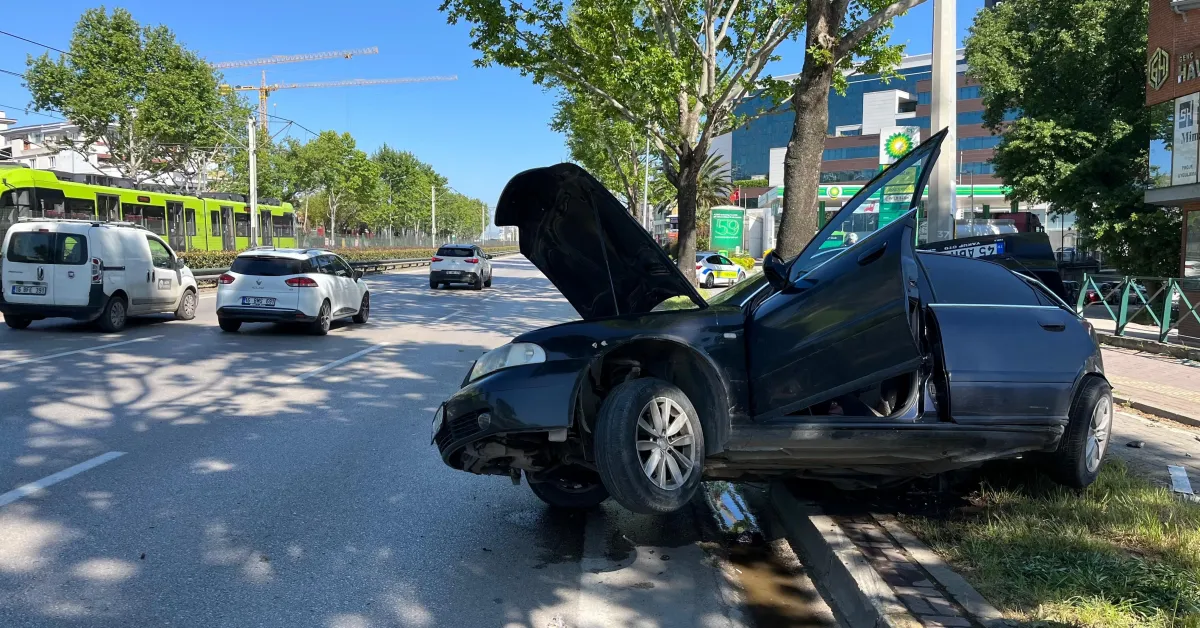 Bursa’da Otomobil Direğe Çarptı Biri Ağır 2 Yaralı (2)