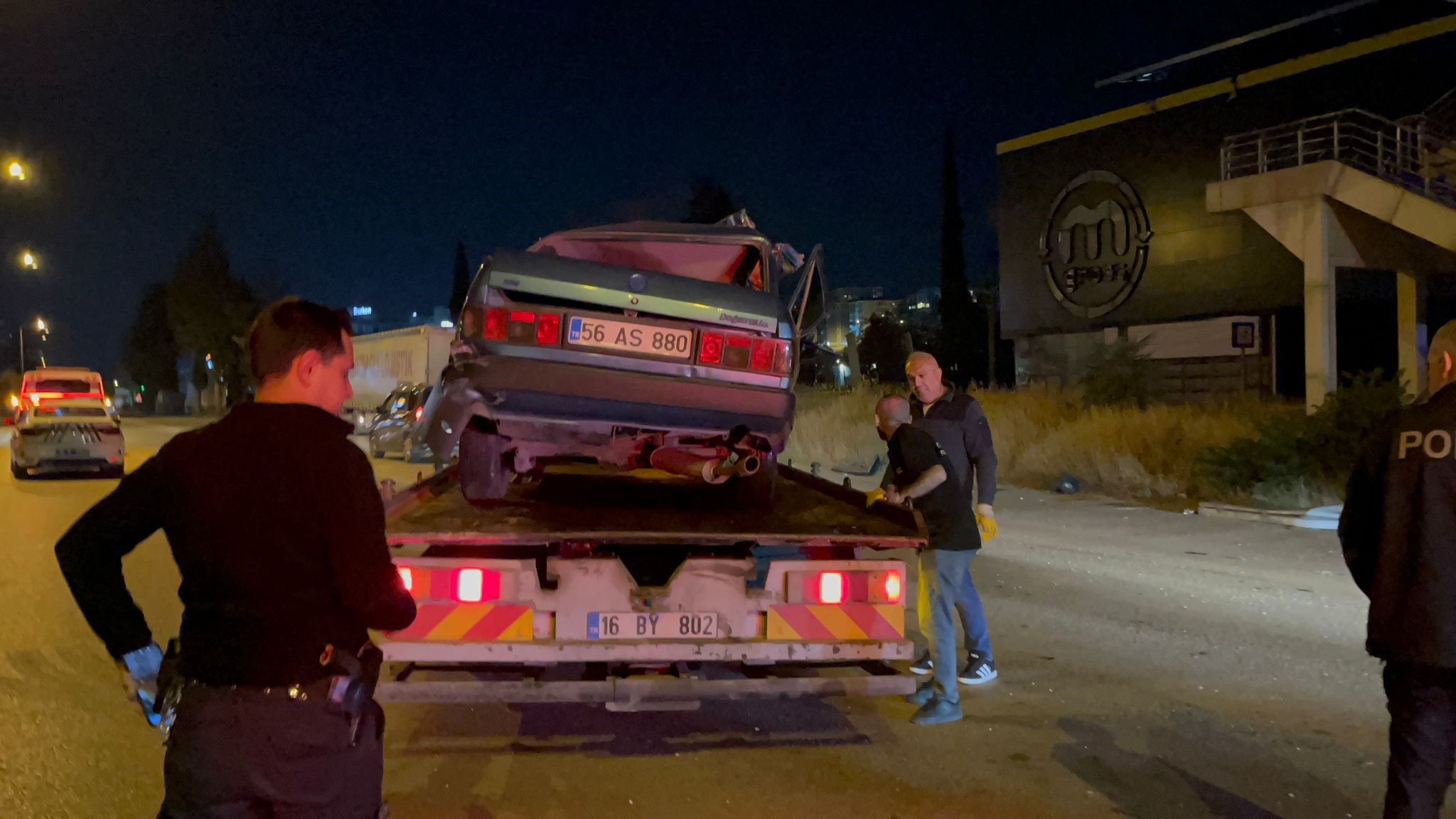 Bursa’da Otomobil Tıra Çarptı, Sürücü Araçta Sıkıştı (2)
