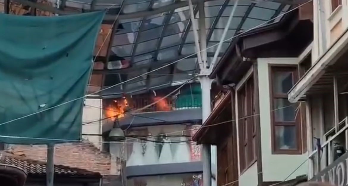 Bursa'da Tarihi Uzun Çarşı'da Korkutan Yangın (1)