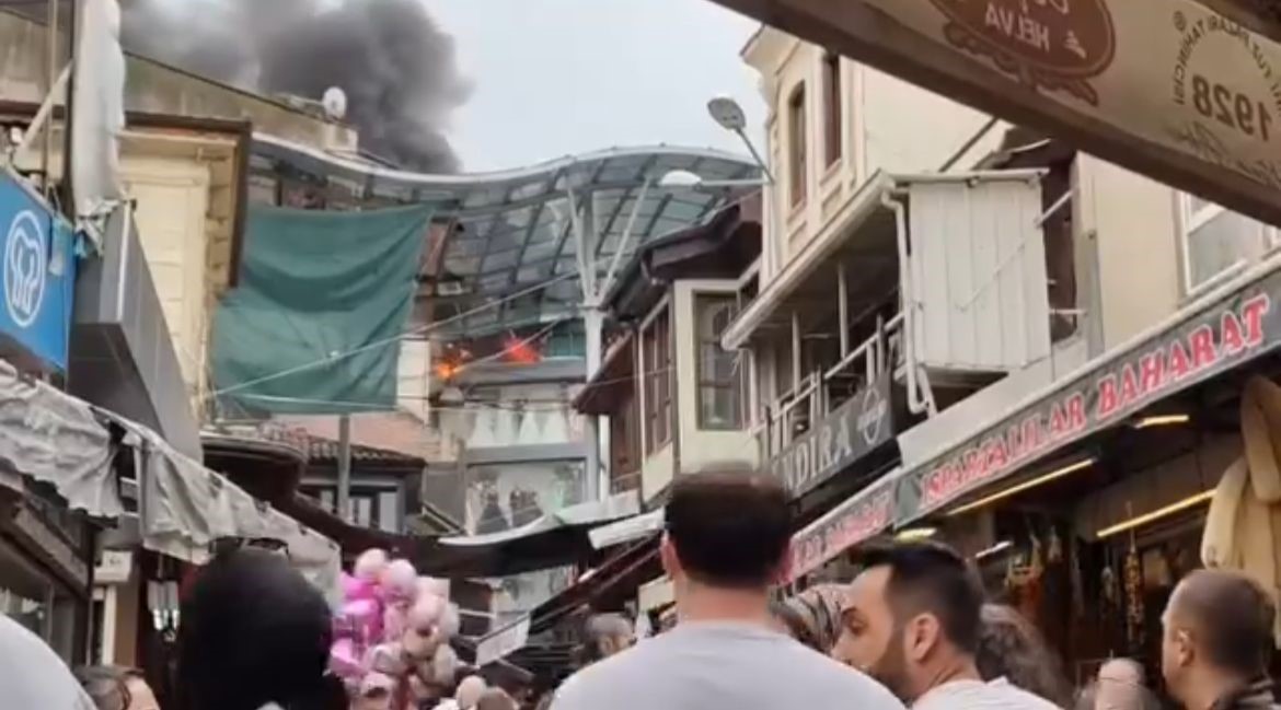 Bursa'da Tarihi Uzun Çarşı'da Korkutan Yangın (2)