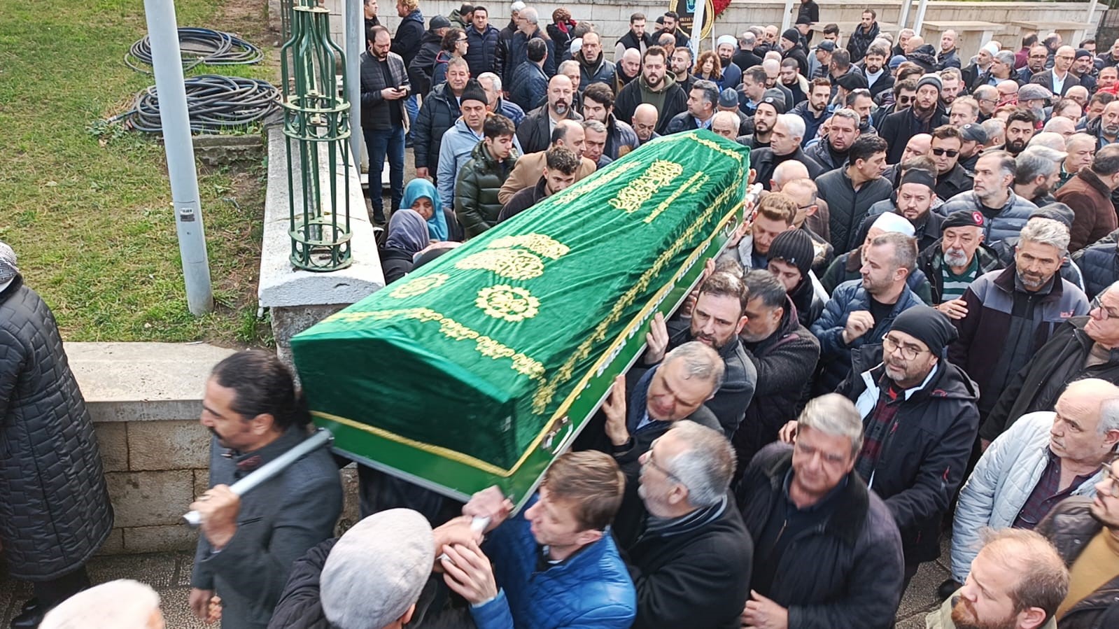 Cenaze Geçerken Ayağa Kalkmak Gencgazete (1)