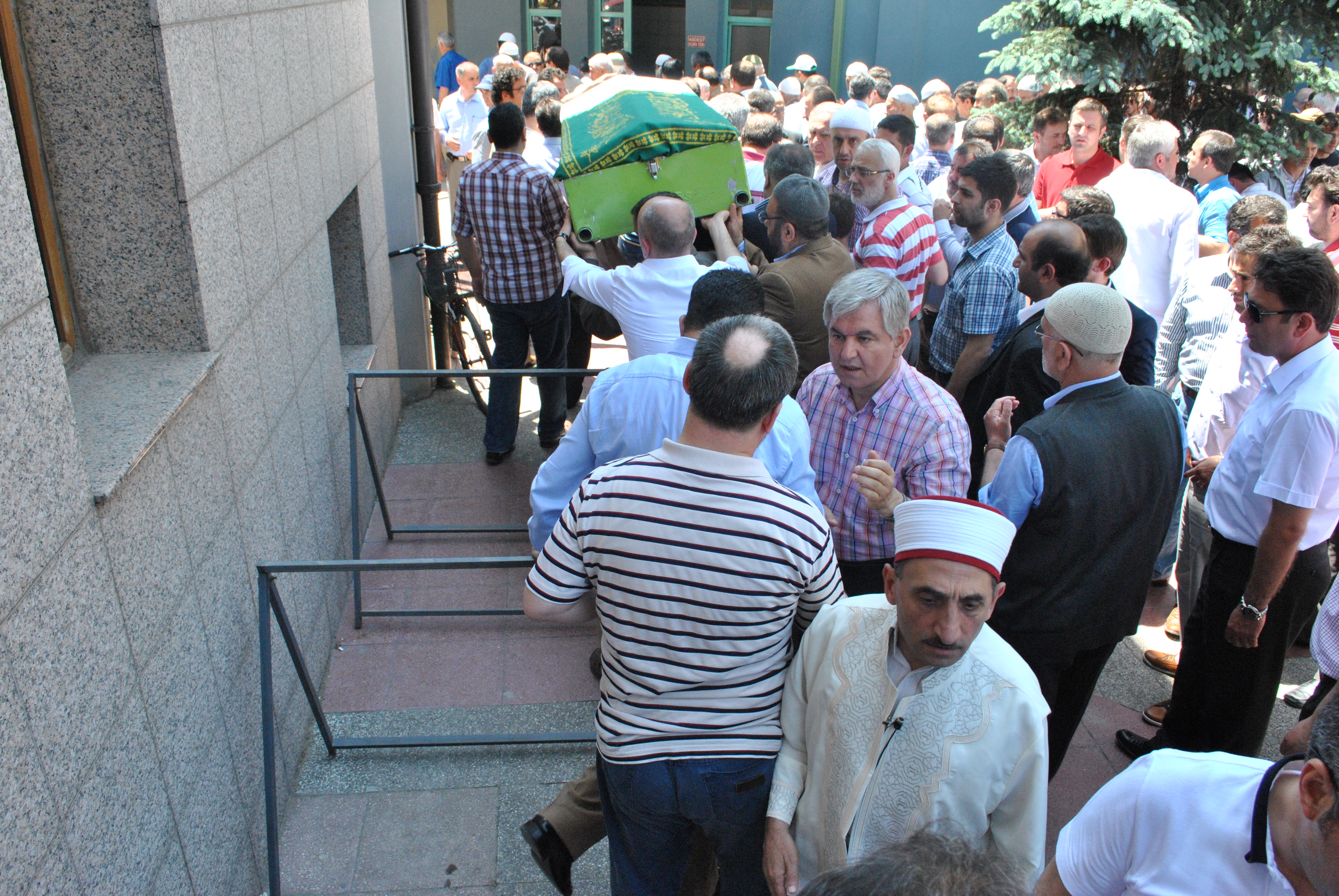 Cenaze Geçerken Ayağa Kalkmak Gencgazete (10)