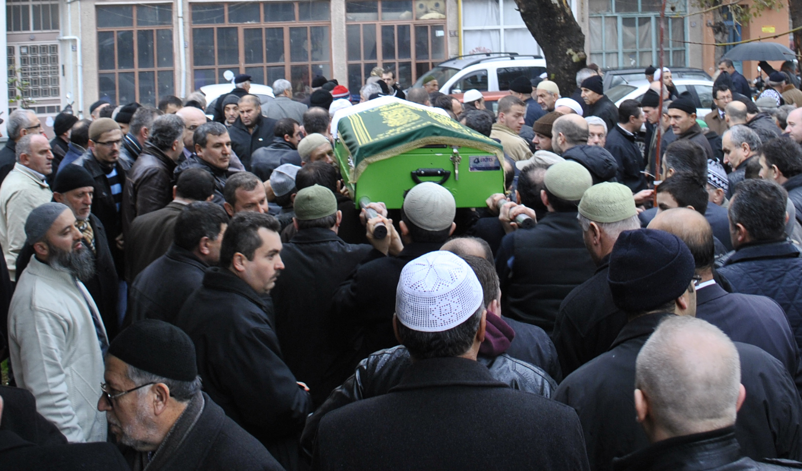Cenaze Geçerken Ayağa Kalkmak Gencgazete (2)