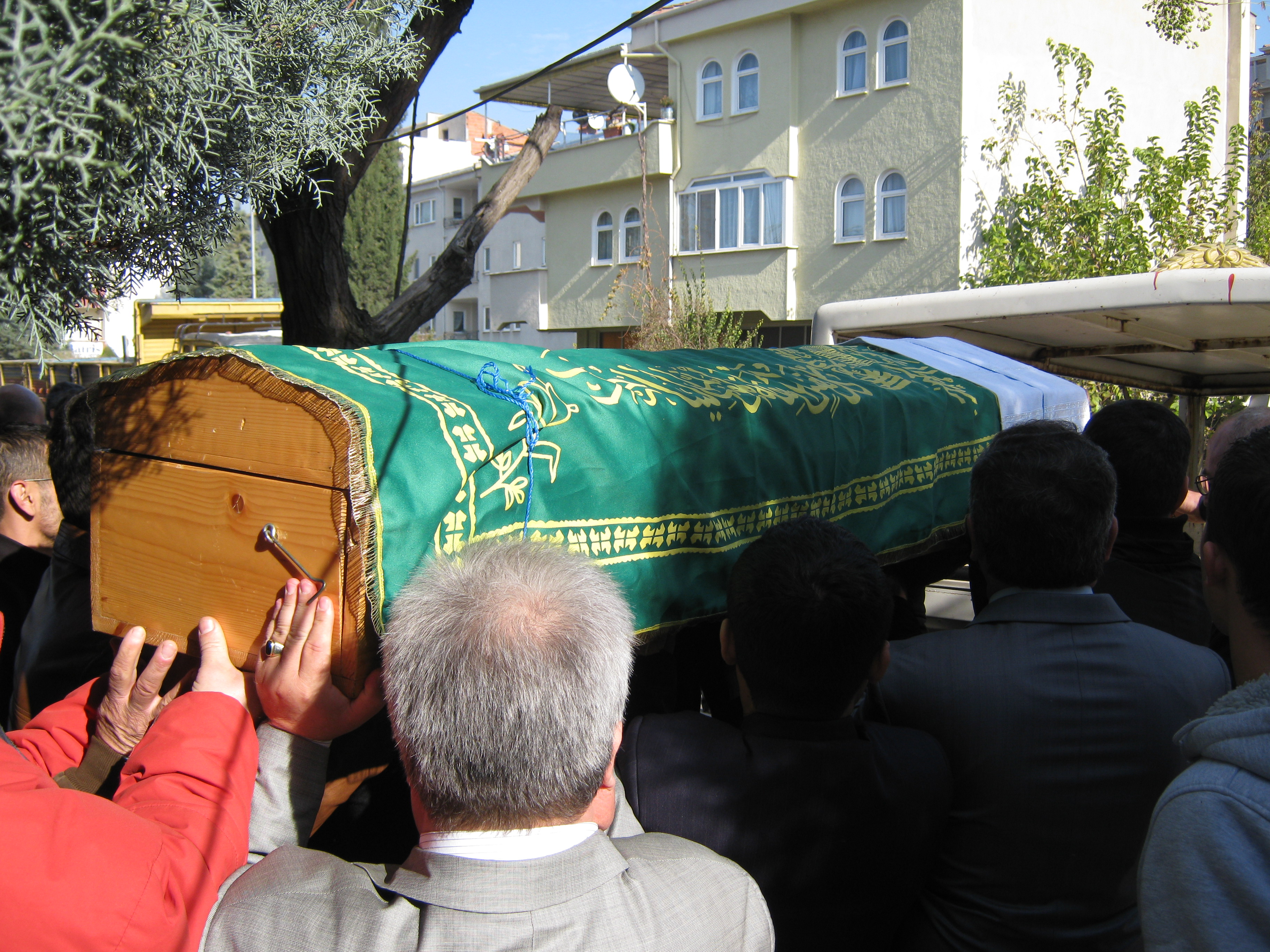 Cenaze Geçerken Ayağa Kalkmak Gencgazete (3)
