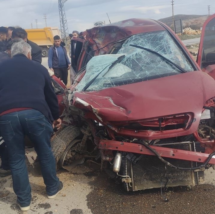 Direksiyon Başındaki 14 Yaşındaki Çocuk Kamyonla Çarpıştı! (3)