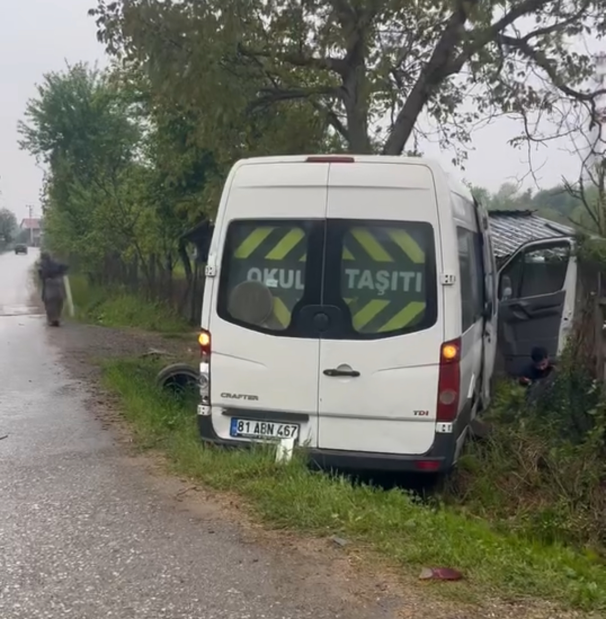Düzce'de İşçi Servisi Ağaca Çarptı 8 Yaralı (1)