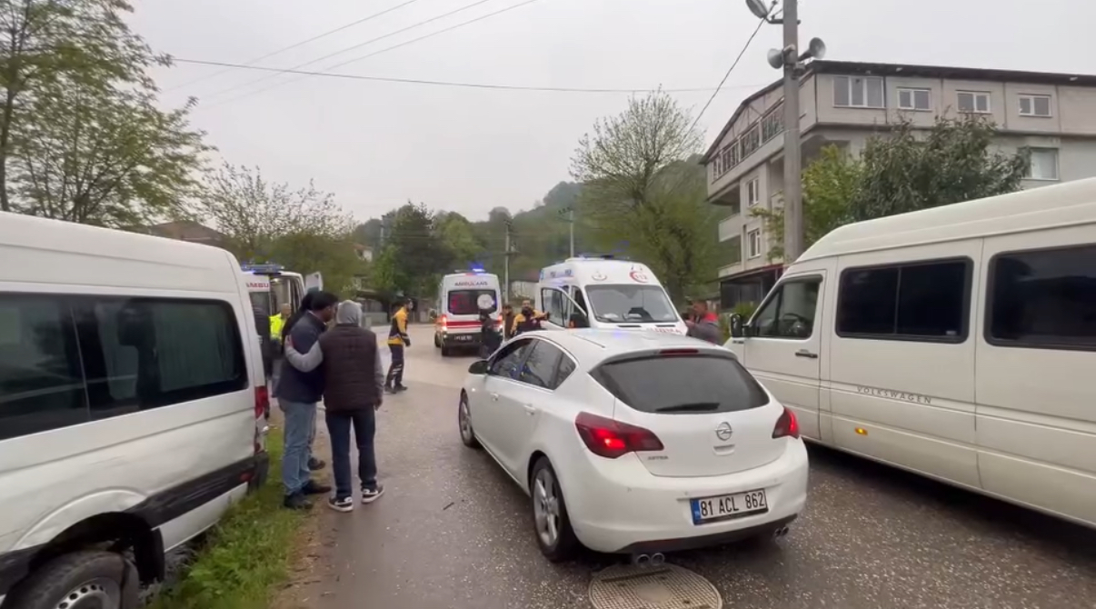 Düzce'de İşçi Servisi Ağaca Çarptı 8 Yaralı (2)