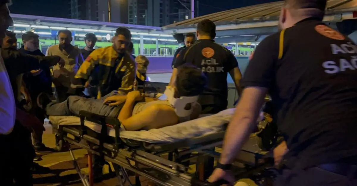 Enç Gazete Bursa’da Metro Önündeki Tartışma Kanlı Bitti 3 Yaralıenç Gazete Bursa’da Metro Önündeki Tartışma Kanlı Bitti 3 Yaralı 3