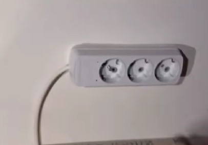 Evini Aparta Çevirip, Prizlere Gizli Kamera Yerleştirdi (3)