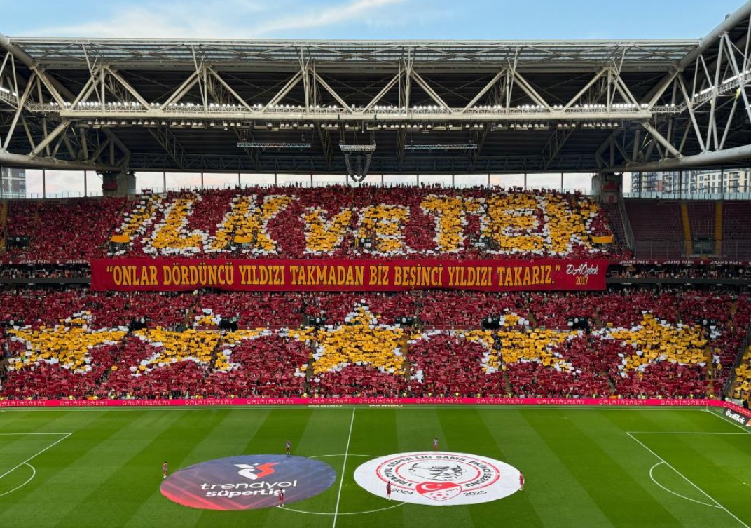 Galatasaray Taraftarından Şampiyonluğa Özel Koreografi Gösterisi (3)