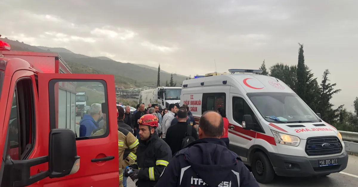 Gemlik’te Minibüs Ile Otomobil Kafa Kafaya Çarpıştı 12 Yaralı, Taraflar Birbirine Girdi (2)