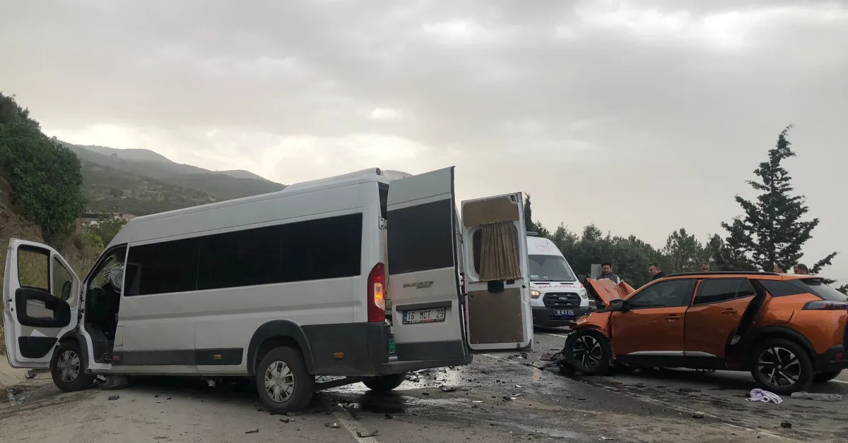 Gemlik’te Minibüs Ile Otomobil Kafa Kafaya Çarpıştı 12 Yaralı, Taraflar Birbirine Girdi (4)