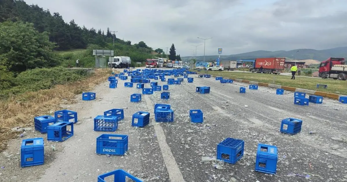 Genç Gazete Balıkesir Bursa Yolunda İki Tır Çarpıştı, Yol Kapanarak Temizlendi 1