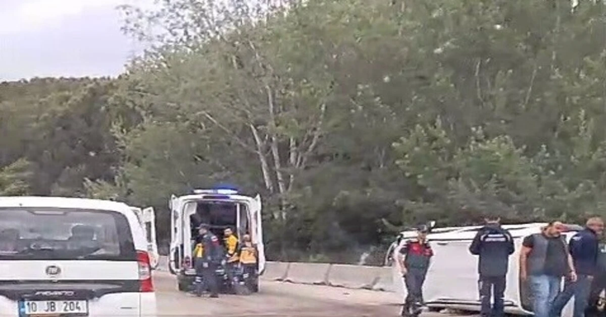 Genç Gazete Bursa Otobanında Kontrolden Çıkan Otomobil Takla Attı 1
