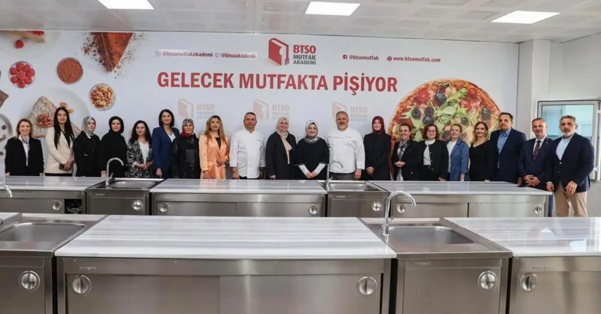 Genç Gazete Bursa Protokolünün Eşleri Cantık İçin Mutfakta Buluştu