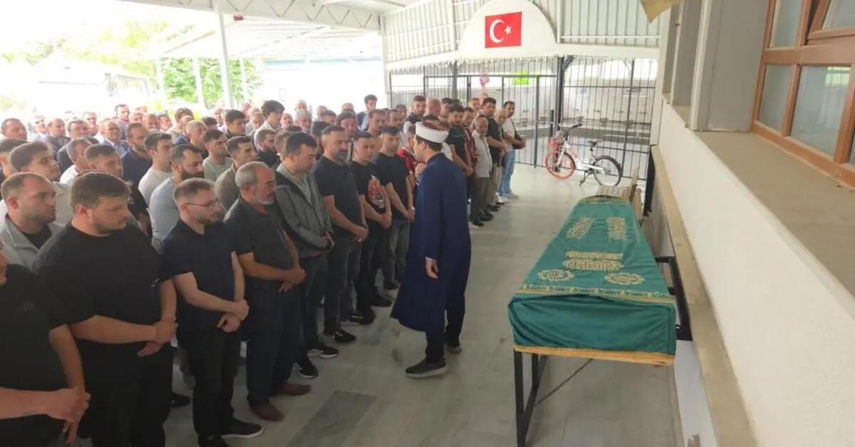 Genç Gazete Bursa'da Bağ Evinde Baltayla Öldürülen Genç Toprağa Verildi 2