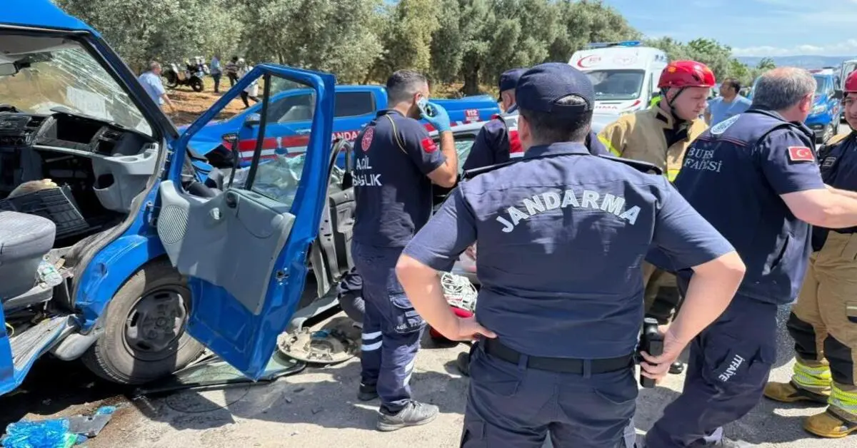 Genç Gazete Bursa'da Hatalı Sollama Can Aldı Otomobil Jandarma Aracıyla Çarpıştı, 1 Ölü 2 Yaralı-1