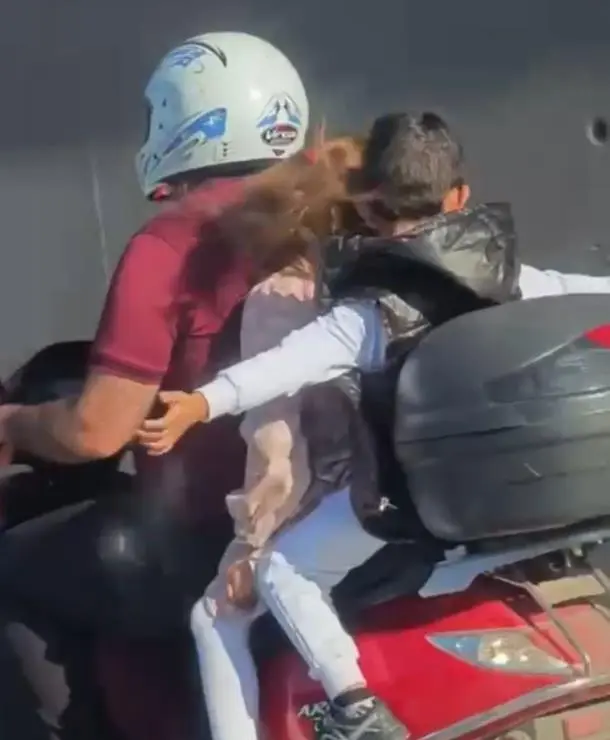 Genç Gazete Bursa'da İki Çocuk Motosiklete Ekipmansız Bindirildi Tehlikeli Yolculuk Kamerada-1