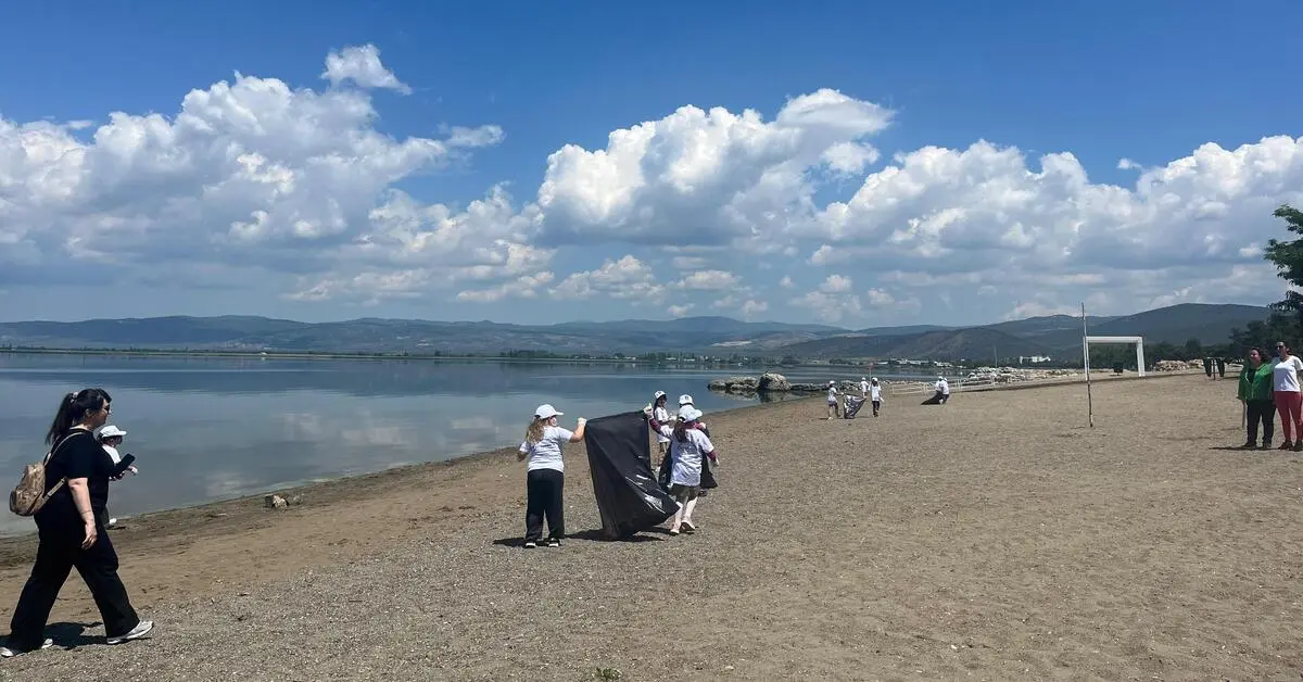 Genç Gazete Bursa’da Minik Ellerden Büyük Temizlik İznik Sahili Tertemiz Oldu 1