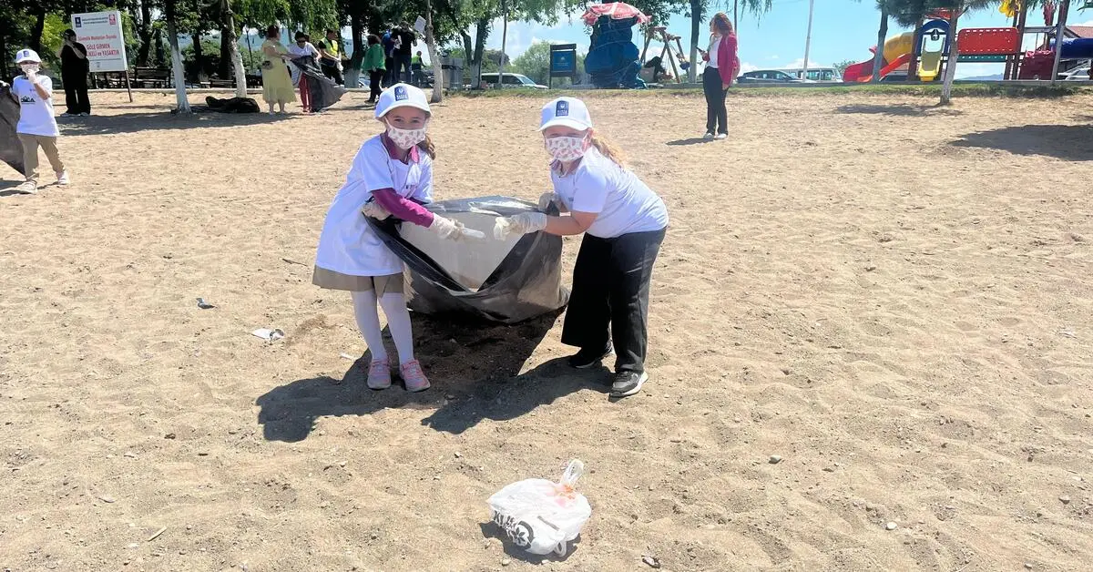Genç Gazete Bursa’da Minik Ellerden Büyük Temizlik İznik Sahili Tertemiz Oldu 2