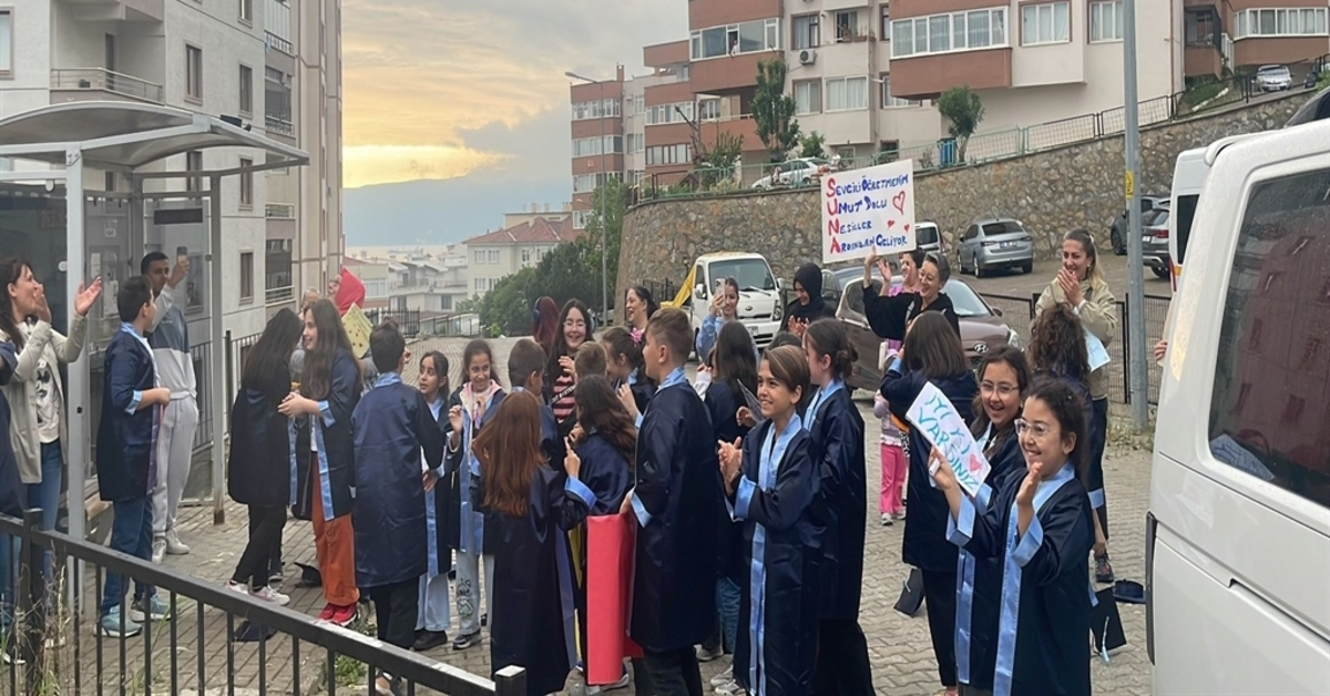 Genç Gazete Bursa'da Öğrencilerden Hasta Öğretmenlerine Duygu Dolu Ziyaret 2