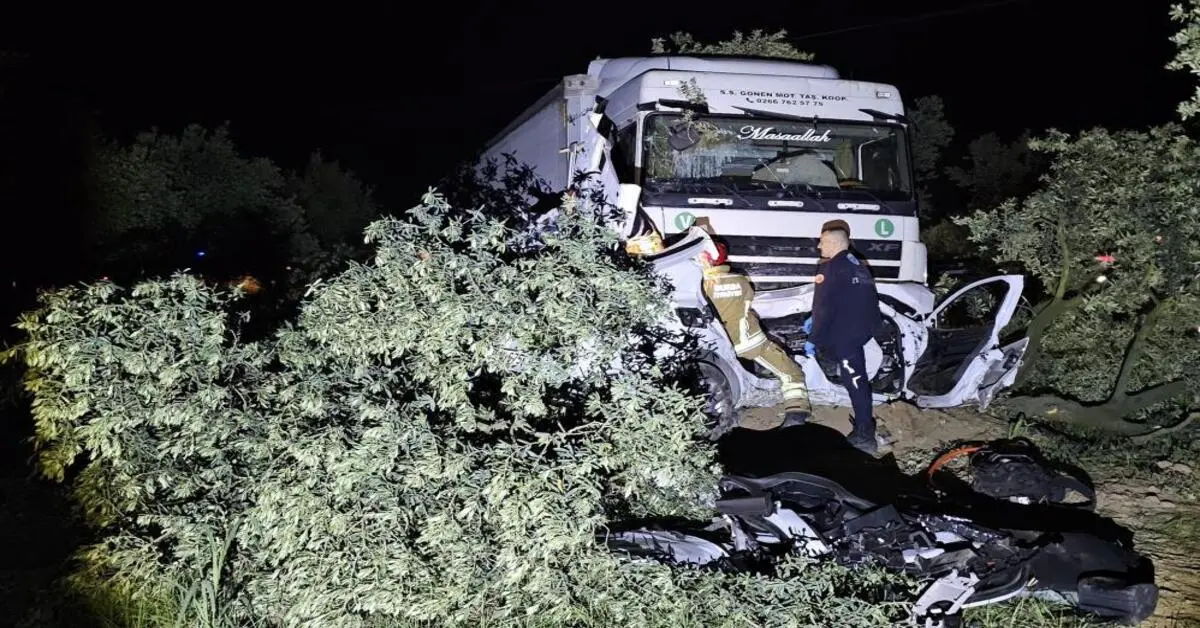 Genç Gazete Bursa’da Tır Otomobili Metrelerce Sürükledi, Otomobil Sürücüsü Olay Yerinde Hayatını Kaybetti-1