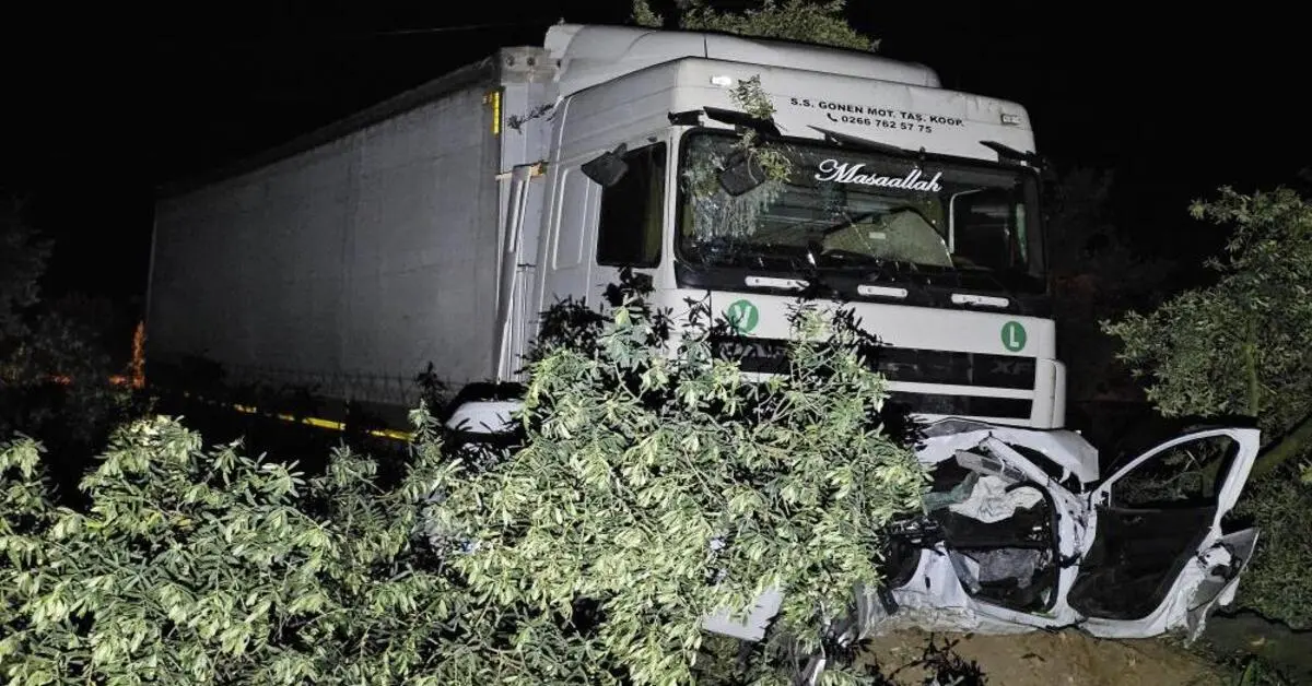 Genç Gazete Bursa’da Tır Otomobili Metrelerce Sürükledi, Otomobil Sürücüsü Olay Yerinde Hayatını Kaybetti 2
