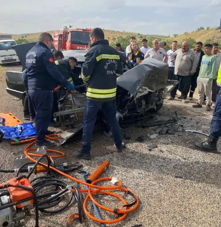 Genç Gazete İki Otomobil Kafa Kafaya Çarpıştı 1'I Ağır 8 Yaralı 1