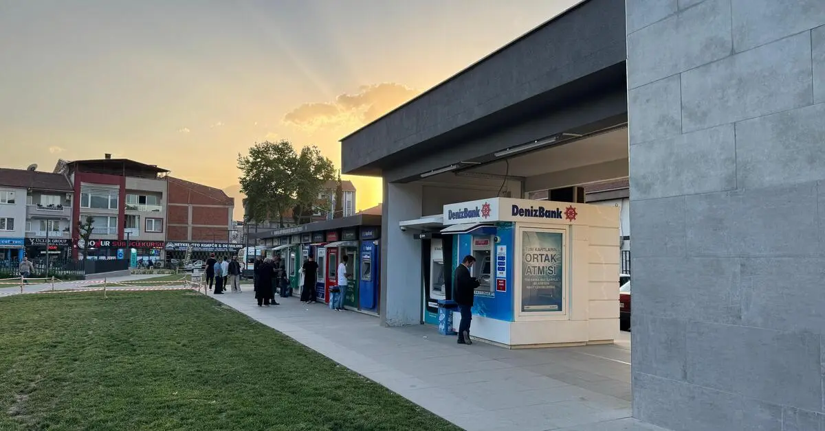 Genç Gazete İnegöl Heykel Meydanındaki Atm’ler Vatandaşı Mağdur Ediyor-1